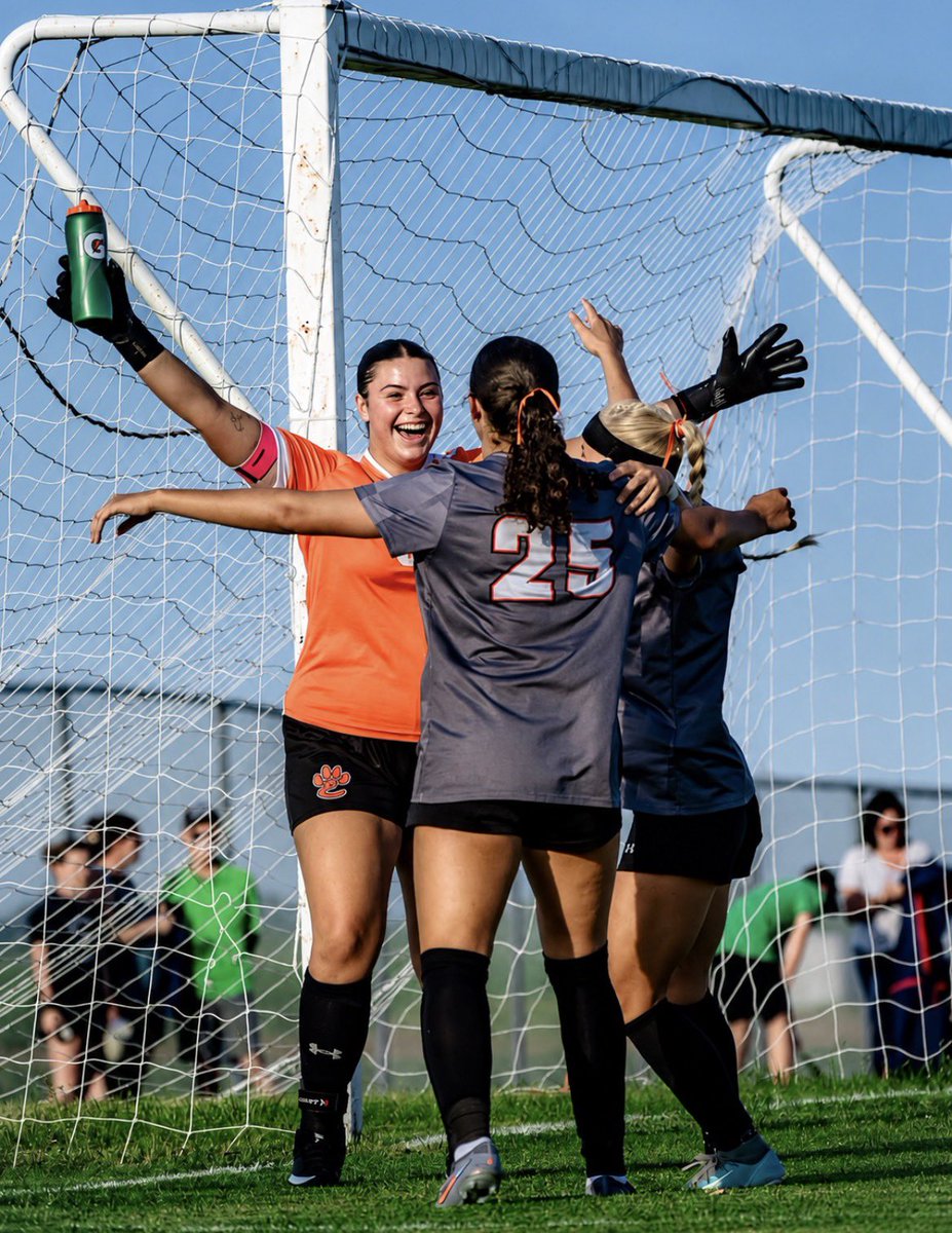 KayleeSpiller's tweet photo. Built For It! 🖤🧡 https://t.co/OZh5awtyZF