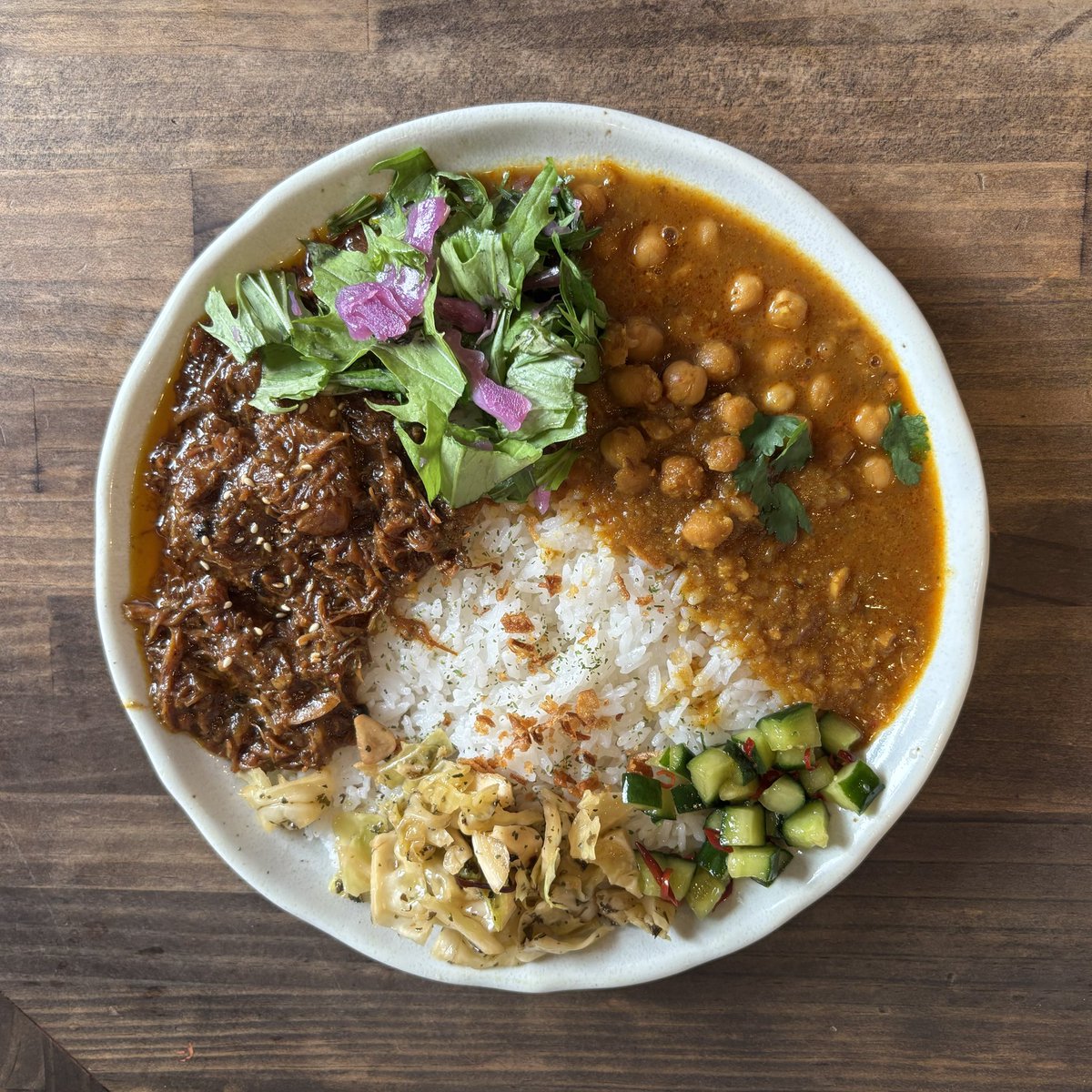 mk37371's tweet photo. きょうのお昼は週替りの、豆 × チキン(ひよこ豆カレー × 無水チキン)を、いただきました😊
ひよこ豆カレーと無水チキンは、どちらも辛さ控えめで割と甘めの味だったと思いますが、今回のはどちらもピリッと辛く、これもまたご飯が進む旨さでした😋
#ロクヨンカレー #ひよこ豆カレー #無水チキンカレー https://t.co/d8uWzVLHDg