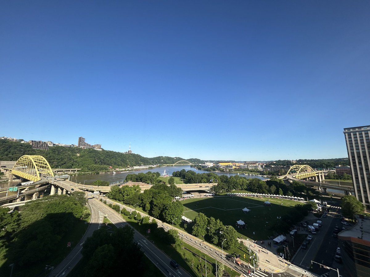 RickyReports's tweet photo. Clear blue skies over The Point in Pittsburgh to start your weekend. https://t.co/zSylF2VxdE