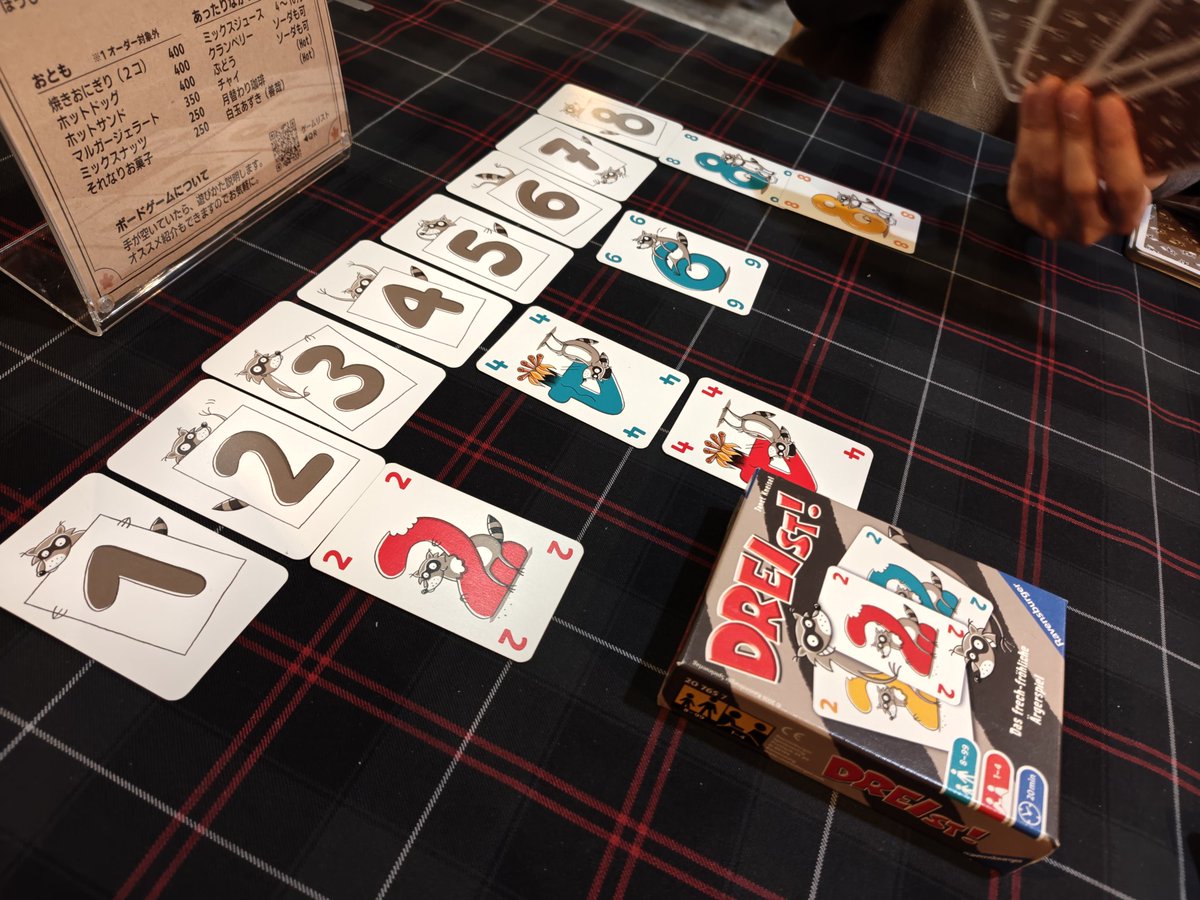 takuya80games's tweet photo. オゴリジャンの絵担当の子を連れて
賽翁へ。
うちのエイトテイル会からボドゲ始めたので、初めてのボドゲカフェらしい。
ツクルテンタイルでボコボコにして
スパイスロードでボコボコにして
クアックサルバーでボコボコにして
DREIST！で返り討ちにされた。
ボドゲ道の道は深い…。 https://t.co/CDZpzFP52N