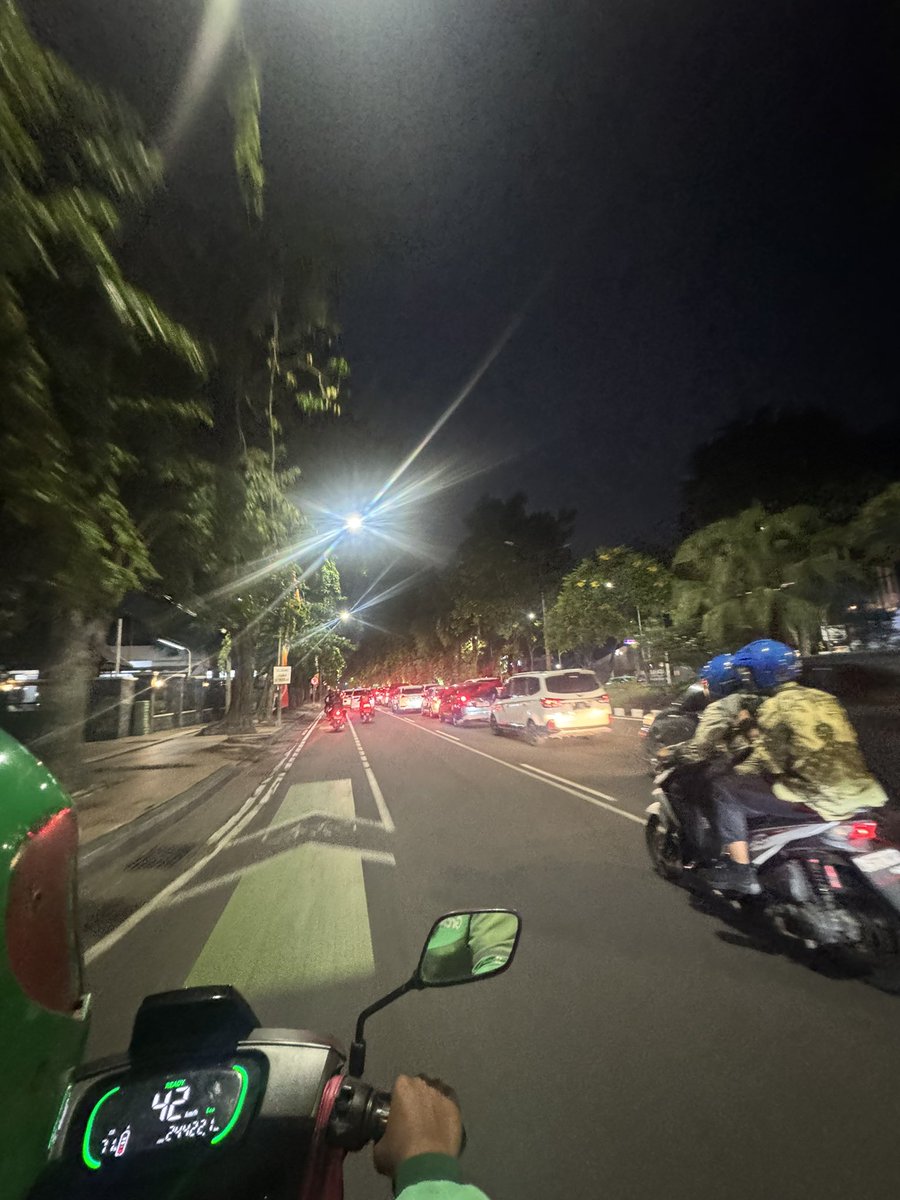 puthutsn's tweet photo. main surabaya sehari adalah tidak cukupp https://t.co/kDpOJvtrxM