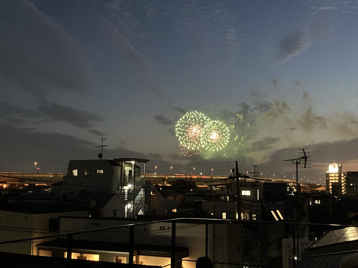 dokta's tweet photo. 友人宅の屋上で足立区花火大会鑑賞でした https://t.co/uWCBw62ohq