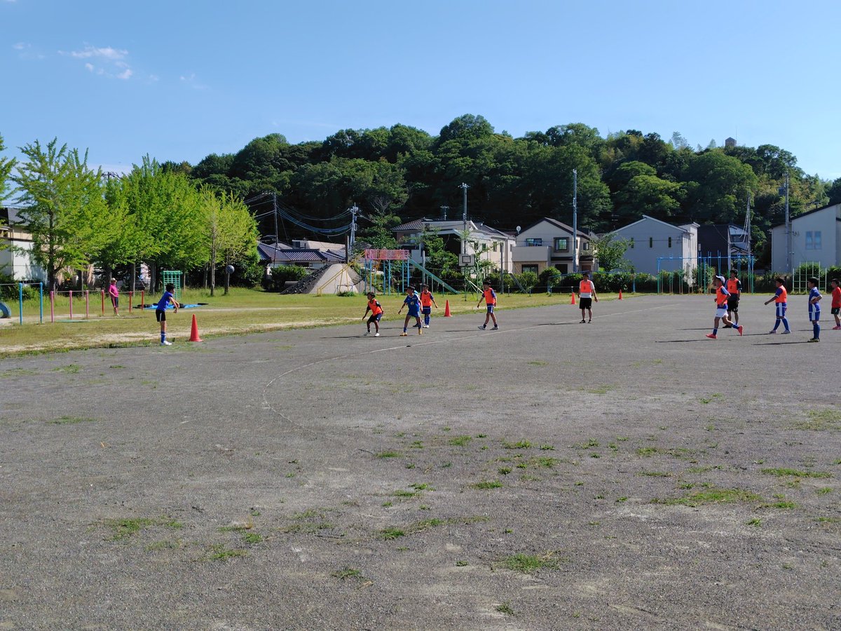 fcsakura1's tweet photo. 今日は通常練習。
一気に気温も上がりました。

練習でお借りしている小学校、チームのゴールを置いている箇所の草が伸びたので、草刈り実施。

これで、選手達がゴールの準備しやすくなりました👍️
サッカー出来る場所、環境に感謝です。

#サッカー少年団 
#千葉県佐倉市 
#新規団員募集中 https://t.co/LnMS37lTA8