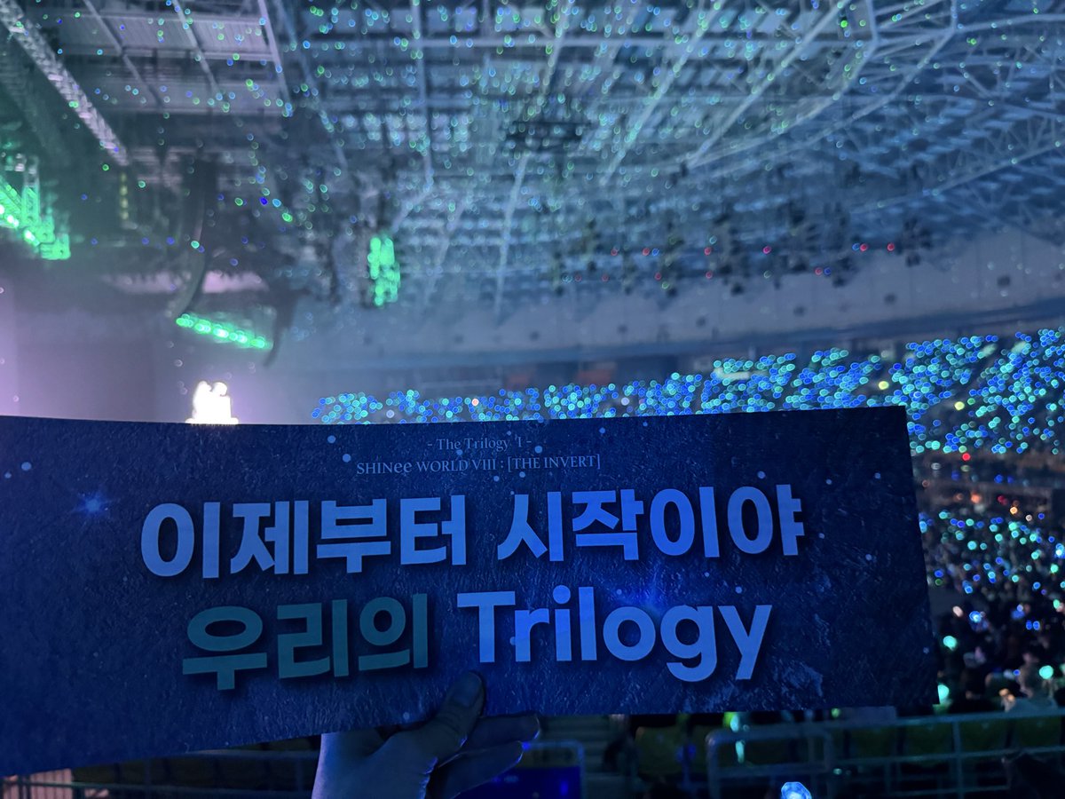 893143_'s tweet photo. 샤이니가 이제 18주년이라니 시간 정말 빠르다 생각하다가 이제는 넷이서 보내는 시간과 곡들이 더 많아지겠네 라는 생각이 문득 들었다 오랜만에 보는 샤이니는 여전히 좋았고 그만큼 그리운 마음도 동시에 들었다💎 오랜만이야 드림보이 my savior 🩵💚🤍 https://t.co/0ddFTUu4Q1