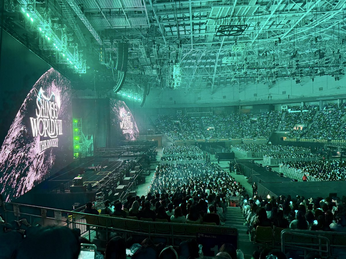 893143_'s tweet photo. 샤이니가 이제 18주년이라니 시간 정말 빠르다 생각하다가 이제는 넷이서 보내는 시간과 곡들이 더 많아지겠네 라는 생각이 문득 들었다 오랜만에 보는 샤이니는 여전히 좋았고 그만큼 그리운 마음도 동시에 들었다💎 오랜만이야 드림보이 my savior 🩵💚🤍 https://t.co/0ddFTUu4Q1