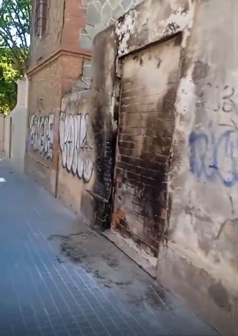 Defensacalarnus's tweet photo. 🧐Previngudes pels actes vandàlics que s'han donat en l'entorn immediat de l'entrada històrica de Ca l'Arnús -amenaçada per la urbanització- hem decidit organitzar-nos per conèixer de primera mà noves vandalitzacions o possibles moviments d'acceleració de l'inici de les obres. https://t.co/ITWr6cp8he