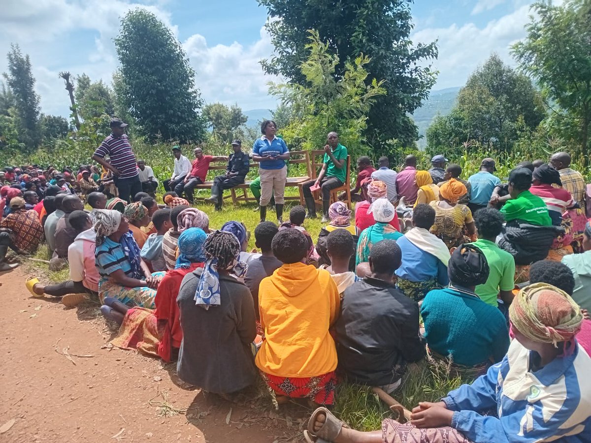 Manyagiro_G's tweet photo. Mu tugari twose tugize Umurenge wa Manyagiro habaye Umuganda rusange wa Gicurasi 2026. Umuyobozi w’Umurenge Bwana @KalisaClaudien yifatanyije n’abaturage b’Akagari ka #Kabuga mu bikorwa byo gutunganya imihanda, amavomo n’ibyobo bifata amazi, no gucukura umusingi w’Akagari. https://t.co/BxlqgLd7CS