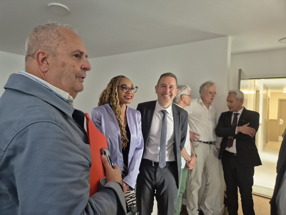 MaxyAnsel's tweet photo. 📌J'ai représenté 29 mai la région @iledefrance la Présidente @vpecresse  à l'inauguration   de la pension famille Freha dans le 18ème arrondissement de Paris. 

▪️Nous le savons tous, la question du logement est aujourd’hui l’une des
préoccupations majeures des Français, et tout particulièrement des
Franciliens. La crise du logement fragilise des milliers de personnes : des familles, des jeunes, des travailleurs, des personnes déjà vulnérables. Trouver un logement digne est devenu
pour beaucoup un véritable parcours du combattant. 

▪️Pour cette pension familiale Freha, Région a contribué financièrement.

En dix ans, la Région a:
- financé plus de 61 000 logements sociaux de tous types 
- inscrit dans son grand plan 
d’aménagement la nécessité de construire chaque année 70 000 
logements en Île-de-France
- soutenu la construction de 120 000 logements grâce à notre programme phare "100 quartiers innovants et écologiques". 
👉Nous voulons bâtir 
davantage, mais aussi bâtir mieux et  avec une attention particulière 
portée aux enjeux environnementaux et à la qualité de vie des 
habitants

ℹ️Pour information,  la Région est aujourd’hui le premier financeur de logements pour les étudiants et les apprentis, avec plus de 17 000 logements financés depuis 2016. 

Oui notre majorité régionale autour de notre Présidente prend toute sa part pour répondre à ce défi structurel.

👉 Juste rappel, la cérémonie d'hier s'est déroulé en présence d'autorités, Elus, Préfet, Président de la Freha, des pensionnaires (occupation déjà à 80%), des architectes, ...

@IDF_Rassemblee @FloPortelli
#logements
@emmaus_france 
#AssoFreha