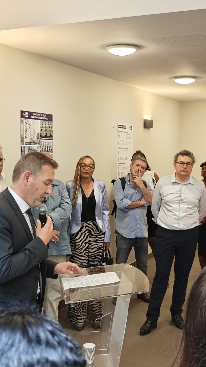 MaxyAnsel's tweet photo. 📌J'ai représenté 29 mai la région @iledefrance la Présidente @vpecresse  à l'inauguration   de la pension famille Freha dans le 18ème arrondissement de Paris. 

▪️Nous le savons tous, la question du logement est aujourd’hui l’une des
préoccupations majeures des Français, et tout particulièrement des
Franciliens. La crise du logement fragilise des milliers de personnes : des familles, des jeunes, des travailleurs, des personnes déjà vulnérables. Trouver un logement digne est devenu
pour beaucoup un véritable parcours du combattant. 

▪️Pour cette pension familiale Freha, Région a contribué financièrement.

En dix ans, la Région a:
- financé plus de 61 000 logements sociaux de tous types 
- inscrit dans son grand plan 
d’aménagement la nécessité de construire chaque année 70 000 
logements en Île-de-France
- soutenu la construction de 120 000 logements grâce à notre programme phare "100 quartiers innovants et écologiques". 
👉Nous voulons bâtir 
davantage, mais aussi bâtir mieux et  avec une attention particulière 
portée aux enjeux environnementaux et à la qualité de vie des 
habitants

ℹ️Pour information,  la Région est aujourd’hui le premier financeur de logements pour les étudiants et les apprentis, avec plus de 17 000 logements financés depuis 2016. 

Oui notre majorité régionale autour de notre Présidente prend toute sa part pour répondre à ce défi structurel.

👉 Juste rappel, la cérémonie d'hier s'est déroulé en présence d'autorités, Elus, Préfet, Président de la Freha, des pensionnaires (occupation déjà à 80%), des architectes, ...

@IDF_Rassemblee @FloPortelli
#logements
@emmaus_france 
#AssoFreha