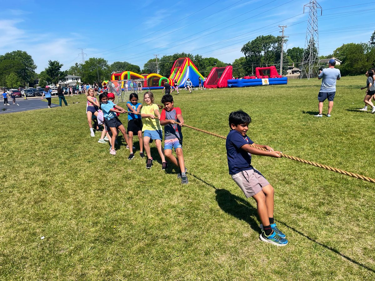 MrsEder3's tweet photo. Field Day FUN!!☀️💚💙 https://t.co/wdyTvpJ9mO