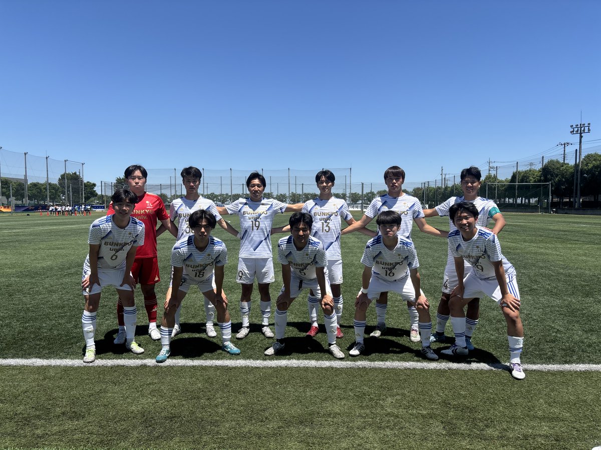 ph25v2's tweet photo. エスコートキッズと戯れている姿は素敵で、エスコートキッズの保護者の方にも気を遣える。
サッカーと直接は関係ない。
だけどとても大切なことだなと感じました。

だからこそ勝ってほしかった。
連敗、ここで食い止めましょう。

文教に勝利を。 https://t.co/tizUfBCyJ6