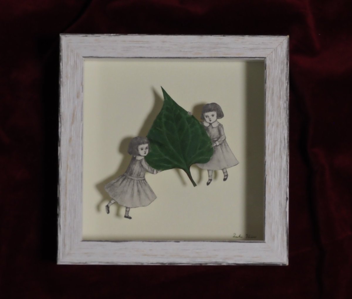miki_osu's tweet photo. 小平のコトリ花店で開催中の日野まき個展「EN REPENSANT ふりかえってみると」を見に行く。2回目〜🍃🍃
今日は最終日。夕方まで待ち、追納作品もしっかり見てからお迎え作品『5月の葉3』を引き取ってくる。
うちでは、これからドクダミちゃんと呼ぶつもりである😃✨ https://t.co/kGnjWo8JIo