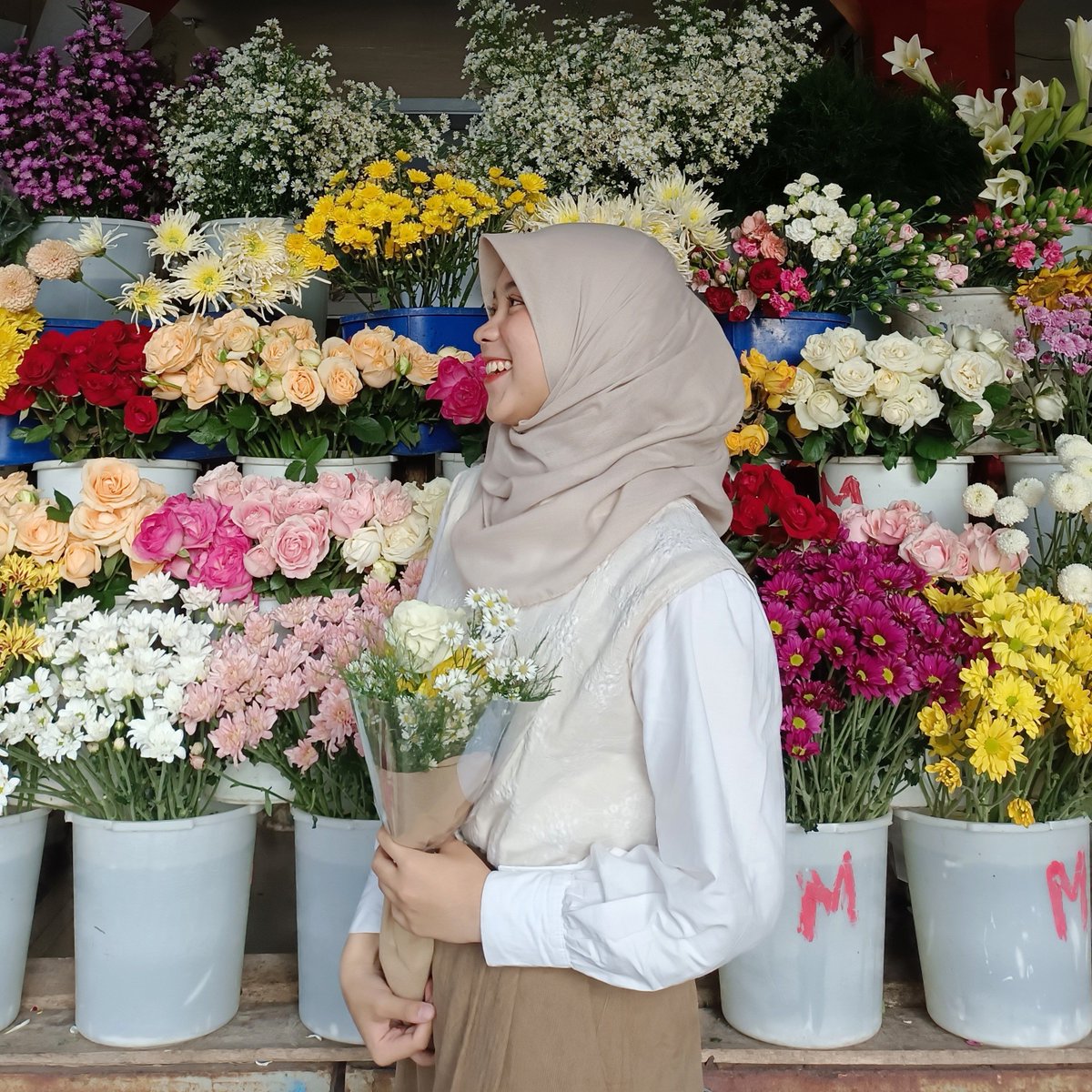 hasnasphere's tweet photo. drop you and flowers! 🌺 https://t.co/bAVi0jXoNS