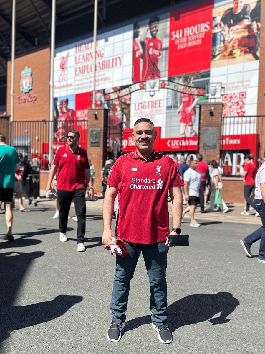 LFC_NOOR's tweet photo. والله العظيم وقفت برى انفيلد من 7 ايام وقلت هالنادي رايح الحضيض وبعد مالي ردة لليفربول طالما هذا الكلب يشرف على تدريبة لكن الحمد لله حدث الطلاق وانتهى الكابوس ! https://t.co/cafj11gE7h