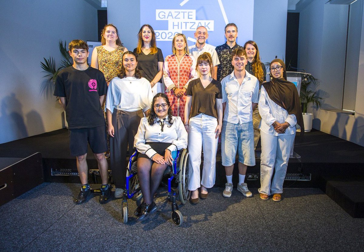 vitoriagasteiz's tweet photo. 📝 Gazte Hitzak literatur lehiaketak amaiera emango dio 2026ko edizioari, sari-banaketarekin, ilustrazioekin eta zuzeneko musikarekin                                                                                                                                                                                                                       ℹ️ https://t.co/LQeXKkGTPy                                                                                                                                                                                                               

🖼️🔊El certamen literario Gazte Hitzak clausura su edición de 2026 con premios, ilustraciones y música en directo                      
ℹ️ https://t.co/Faf8KgdXeo