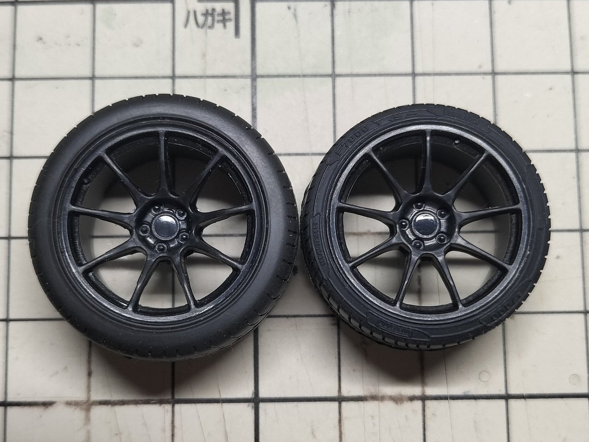 Bonzo307's tweet photo. #アオシマ楽プラRZ34NISMO 早速タミヤの完成品と比較。最新キットだけにボディ形状は両車（社）ともほぼ同一。ただ車高はアオシマの方が低い？それでリアタイヤを見るとアオシマの方が小径。しかもNismoなのに前後同サイズで何故かのP7000銘柄。タイヤはタミヤ品に交換ですね。 https://t.co/Sbgt6vuLnW