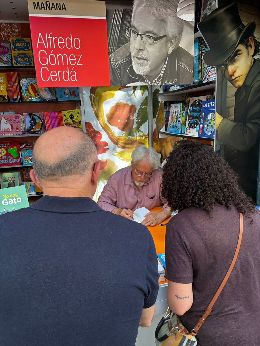 Edelvives's tweet photo. 📖 Una mañana de libros, lectores y muchas historias compartidas.

Así fue la firma de Alfredo Gómez Cerdá en la Feria del Libro de Madrid 💛

Os dejamos algunos momentos de esta mañana entre libros y dedicatorias ✍️

Y mañana os esperamos en la firma de Lola Nuñez.

#FLMadrid26 https://t.co/47wUt7XgzJ