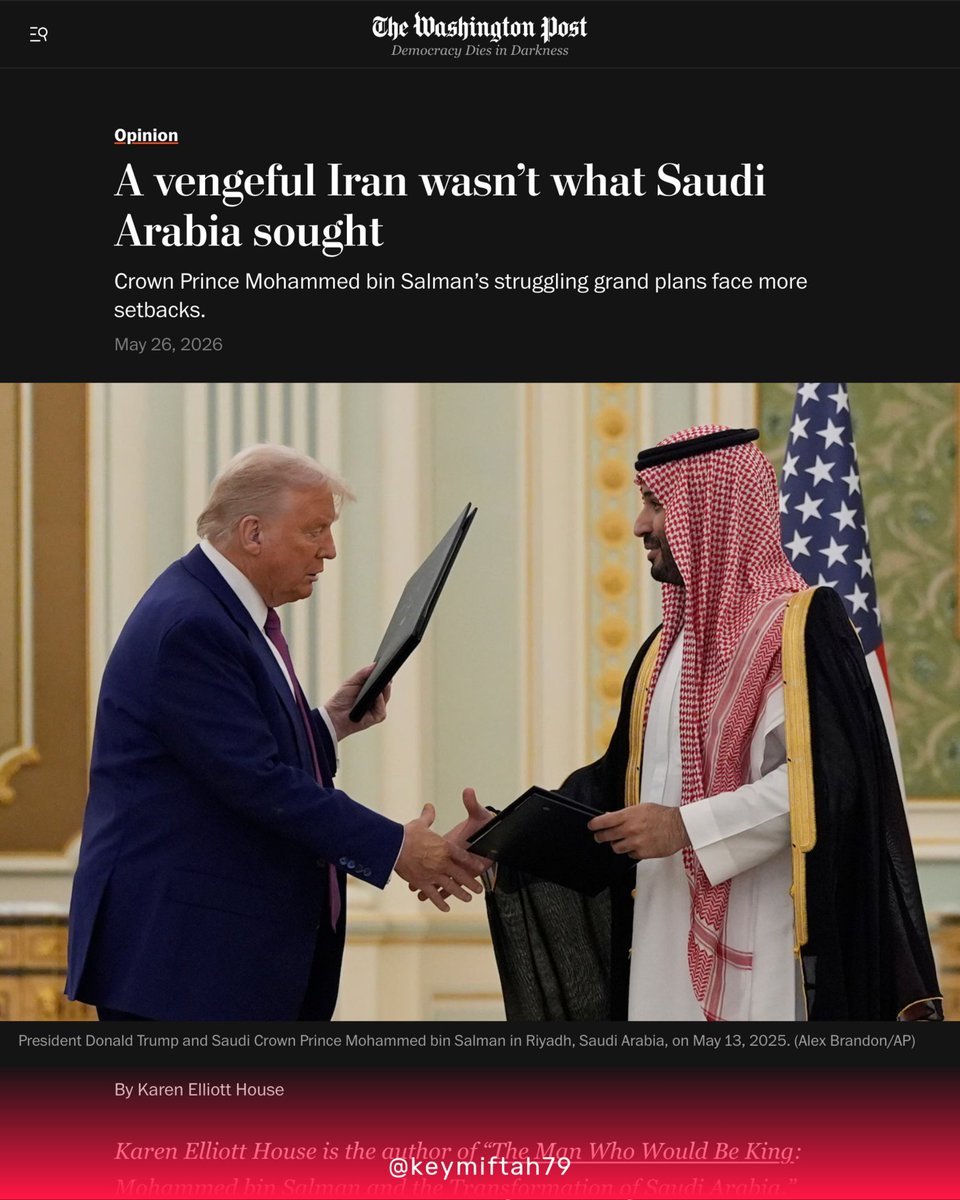 keymiftah79's tweet photo. 🔴 كارين إليوت هاوس على واشنطن بوست:

▫️ لم يكن ابن سلمان راغبًا في هذه الحرب، ليس لعدم دعمه للولايات المتحدة، بل لخشيته من إلحاق الضرر ببلاده ودول الخليج الأخرى
▫️ ولي العهد أدرك أنه لا بد له من التعايش مع نظام معاد في طهران، وسينصب تركيزه الآن على استرضاء إيران لحماية السعودية
▫️ يُشكّل المشهد الحالي للمفاوضات معضلة كبيرة لمحمد. فخططه لبناء اقتصاد حديث لا يعتمد على عائدات النفط، بل على مشاريع ضخمة وفعاليات رياضية كبرى لجذب السياح، باتت جميعها في خطر
▫️ كما أن الاضطرابات المحيطة بالسعودية كفيلة بثني المستثمرين الدوليين الذين تُعدّ أموالهم حيوية لمشاريع رؤية محمد 2030 التحويلية
▫️ حتى لو انتهت الحرب في إيران قريبًا، فمن المؤكد أن السعودية وجيرانها في الخليج سيواجهون نظامًا إيرانيًا انتقاميًا يسيطر على مضيق هرمز