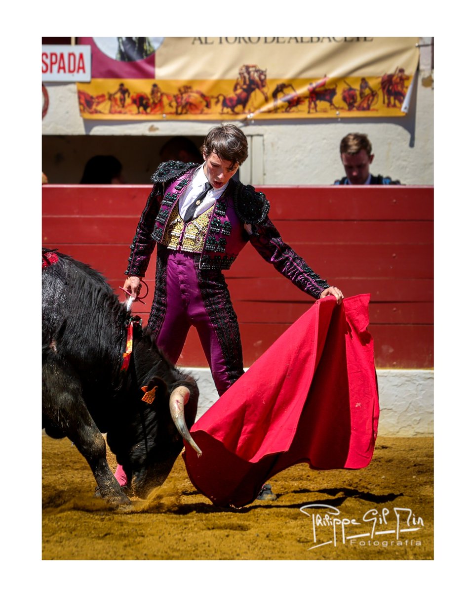 ManuelR39296's tweet photo. 25 de mayo, Vic-Fezensac. Una tarde que marca. Primera oreja en una plaza de primera categoría y el orgullo de alcanzar la final de la novillada. Gracias a la afición francesa por su cariño y respeto. Seguimos persiguiendo el sueño. https://t.co/MpQbVwP3yg