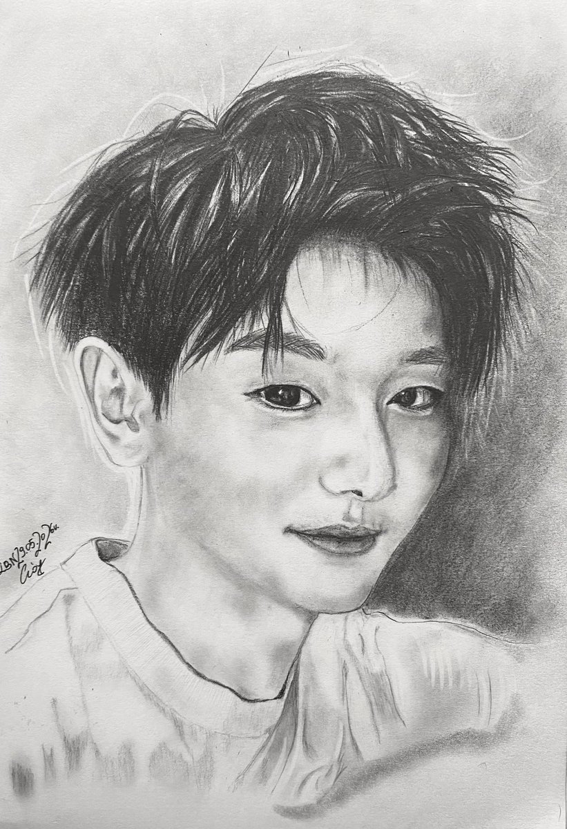 Marylka05's tweet photo. The face of someone who once said: „Just steal him, Yunjae!” ✨😅

#HGJ #LeeHyeongJun #이형준팬아트 #fanart #HGJfanart #ArtOnPaper #graphiteart #pencildrawing #smirk https://t.co/uqM7N3aSuv