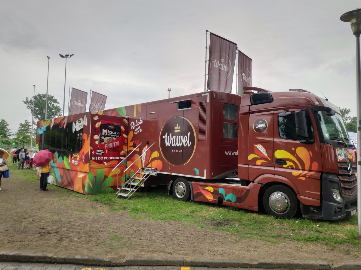 SlawDK's tweet photo. Long time don't post here, life work etc and even no so much time for games, but looking on nice truck in real life. #ets2 #eurotrucksimulator2 #trucks https://t.co/lq5Igiiv0R