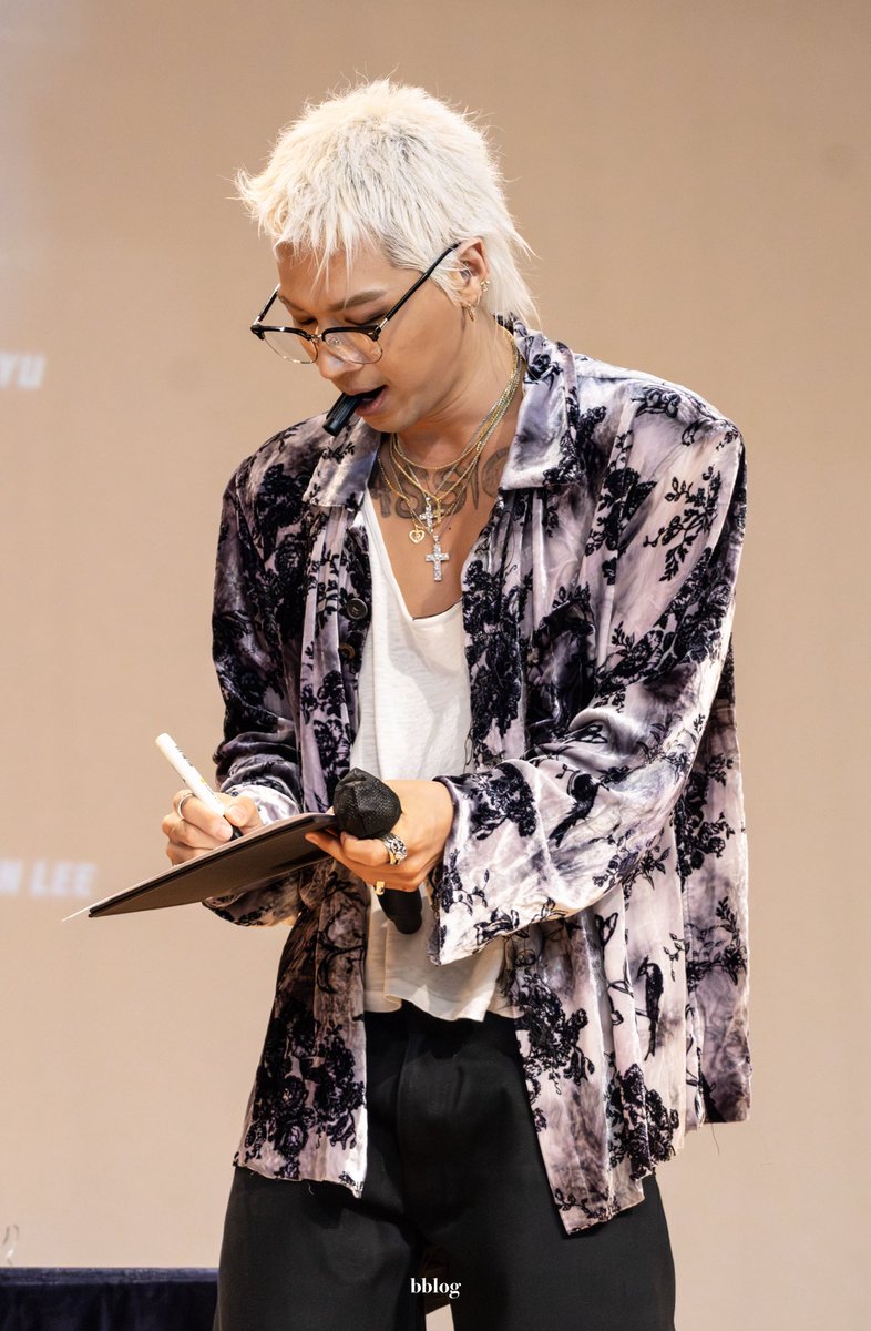 _bblog's tweet photo. 260529 WITHMUU TAEYANG QUINTESSENCE 대면 팬사인회

✂️📸😵😵😵😵😇 https://t.co/FHv0sE2xkS