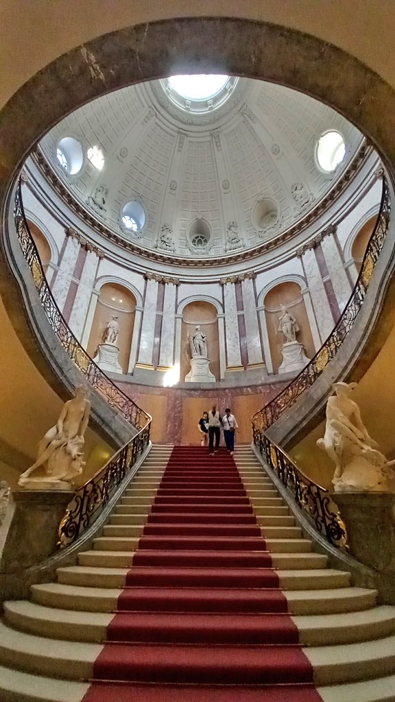 LuRicone's tweet photo. Ayer sola en el Bode Museum de  Berlín. Un museo-palacio.
Bello, un poco anticuado y con una iluminación horrible... pero el silencio y las colecciones lo compensan.
#BodeMuseum 
Os enseño cosas: las que más me gustaron y las que tuve tiempo de ver. 
De paseo por el Bode.
👇 https://t.co/vySHgjXhPD