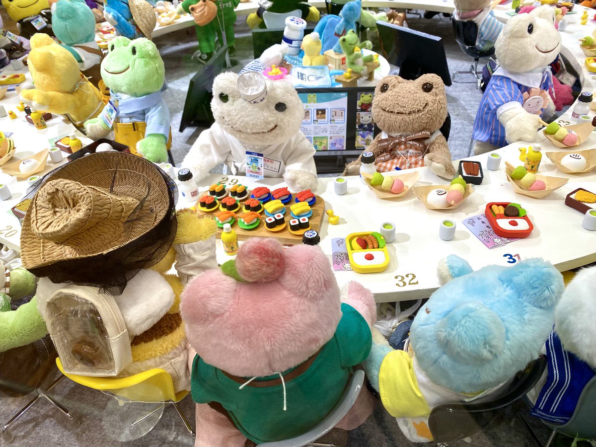 amanaki_gaeru24's tweet photo. 店長会議は楽しいお食事の時間に
あちこちの地で頑張っている小さなピクルスたちが年一回集まって話し合って楽しんでまた帰っていくとはなんとユーモラスで愛しいことか
と思ったら涙が出そうに

ほら！うなぎがたくさん！
と子どもに説明しているお母さんがおられましたが
注目すべきはそこでしたか😆 https://t.co/EXVZp5iUeP