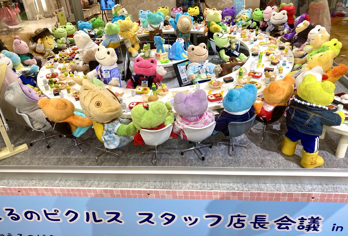 amanaki_gaeru24's tweet photo. 店長会議は楽しいお食事の時間に
あちこちの地で頑張っている小さなピクルスたちが年一回集まって話し合って楽しんでまた帰っていくとはなんとユーモラスで愛しいことか
と思ったら涙が出そうに

ほら！うなぎがたくさん！
と子どもに説明しているお母さんがおられましたが
注目すべきはそこでしたか😆 https://t.co/EXVZp5iUeP