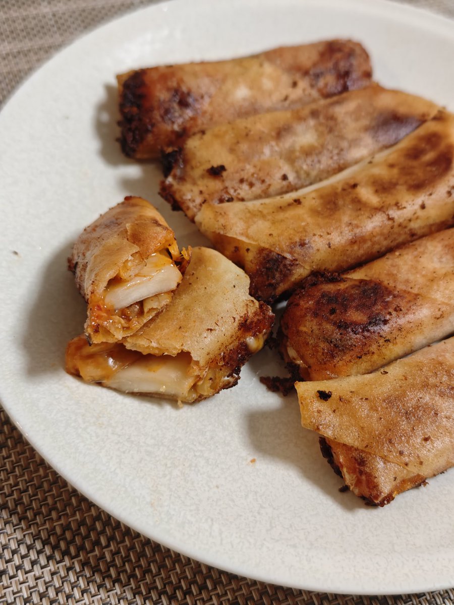 kitanihonfood_g's tweet photo. さすがに美味しすぎました🥹

【キムチーズ春巻き】
① 春巻きの皮にキムチとチーズをのせる
② 巻いて端を水で止める
③ 少し多めの油で焼く
④ 全面パリッとしたら完成！

外はパリパリ、中はとろ〜り🤤
キムチの旨辛とチーズのコクが最高です🧀

#スーパー極上キムチで勝ち点3 #consadole https://t.co/HTq54sdPsE