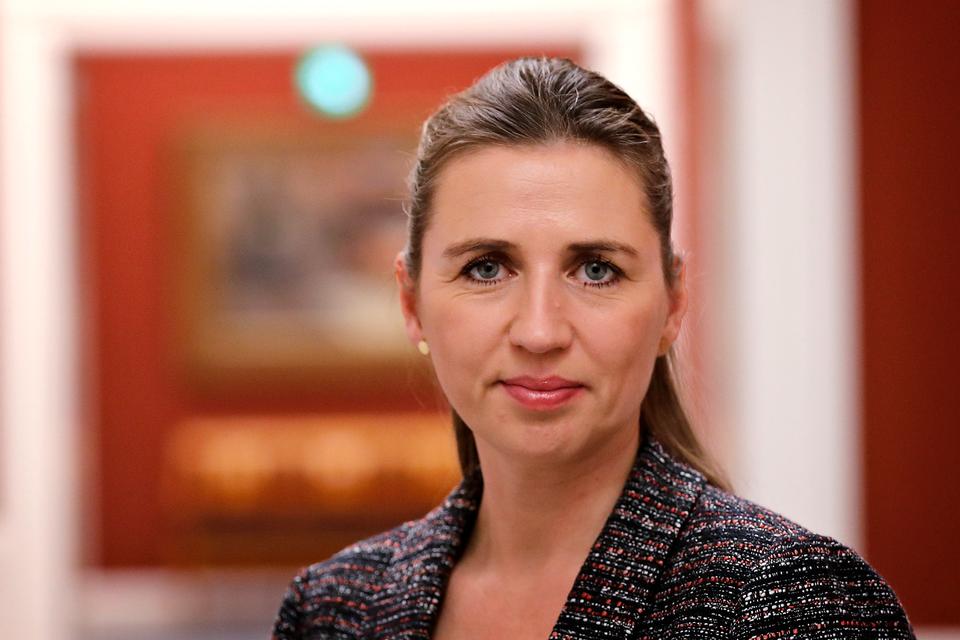leiftullberg's tweet photo. Den komplekse sandhed om regeringsdannelsen 2026 – ingen er rene

Den politiske situation efter folketingsvalget i marts 2026 er både kaotisk og lærerig. 
Lars Løkke Rasmussen afviste en VLAK-mindretalsregering, selvom Troels Lund Poulsen leverede et grundlag, der imødekom store dele af Moderaternes ønsker.

I stedet bevæger Løkke sig nu mod en rød-regering med Socialdemokraterne, SF, Radikale og støtte fra Enhedslisten.

Det er et klassisk eksempel på Løkkes dobbeltmoral. Hans mantra “politik handler om noget – ikke om nogen” er forduftet. 

Da “noget” blev serveret uden at han selv trak i snoren, blev det afvist som en “prøveballon”. 

Nu risikerer han at give Enhedslisten reel indflydelse.
MVH Leif Tullberg.

@dkpol_net @dkpol_net @pelledragsted @larsloekke @troelslundp @Spolitik @VUngdom @venstredk 

https://t.co/9JWuanFyxT