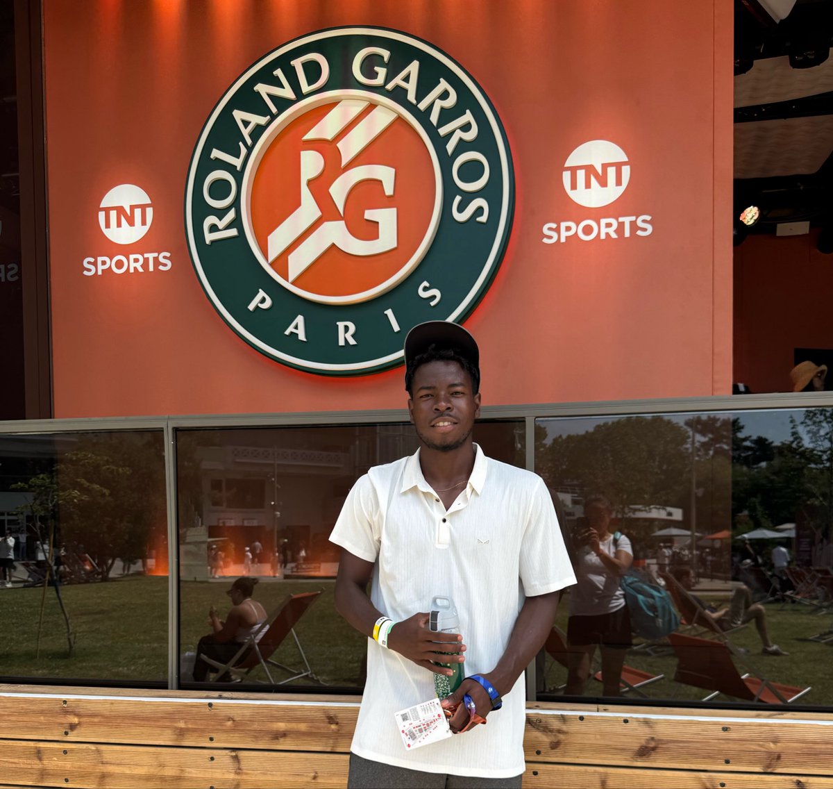 naijatennislive's tweet photo. Nigeria’s Seun Ogunsakin may not have won his qualifying match at the @rolandgarros Junior Championships, but the teenage tennis sensation made history and his name will be etched in the sands of time! 

Congratulations again, our own Champion! 💪🏽 https://t.co/Zq8iImxTSZ
