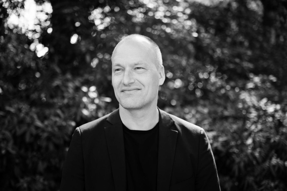 leiftullberg's tweet photo. Den komplekse sandhed om regeringsdannelsen 2026 – ingen er rene

Den politiske situation efter folketingsvalget i marts 2026 er både kaotisk og lærerig. 
Lars Løkke Rasmussen afviste en VLAK-mindretalsregering, selvom Troels Lund Poulsen leverede et grundlag, der imødekom store dele af Moderaternes ønsker.

I stedet bevæger Løkke sig nu mod en rød-regering med Socialdemokraterne, SF, Radikale og støtte fra Enhedslisten.

Det er et klassisk eksempel på Løkkes dobbeltmoral. Hans mantra “politik handler om noget – ikke om nogen” er forduftet. 

Da “noget” blev serveret uden at han selv trak i snoren, blev det afvist som en “prøveballon”. 

Nu risikerer han at give Enhedslisten reel indflydelse.
MVH Leif Tullberg.

@dkpol_net @dkpol_net @pelledragsted @larsloekke @troelslundp @Spolitik @VUngdom @venstredk 

https://t.co/9JWuanFyxT