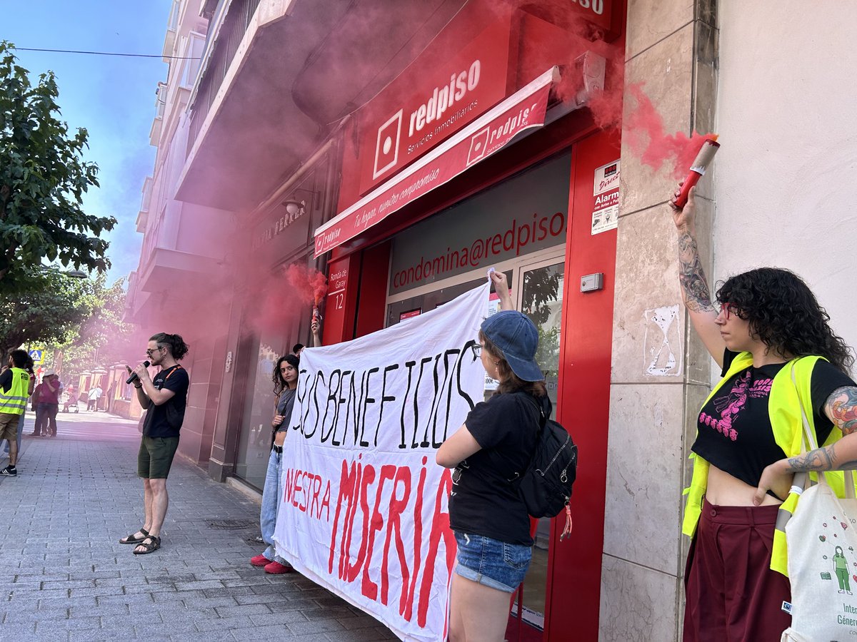 IUVRM's tweet photo. ‼️🏠 ¡¡No faltan casas, sobran rentistas!!

Izquierda Unida-Verdes nos sumamos hoy a la movilización convocada por el Sindicato de Vivienda y @LA_PAH en #Murcia para defender el derecho a una vivienda digna. 

Frente a la especulación, los desahucios y el negocio de la vivienda, seguimos apostando desde todas las trincheras por políticas que pongan la vida de la mayoría social por encima de los beneficios de unos pocos. 

✊ La vivienda es un derecho, no un privilegio.