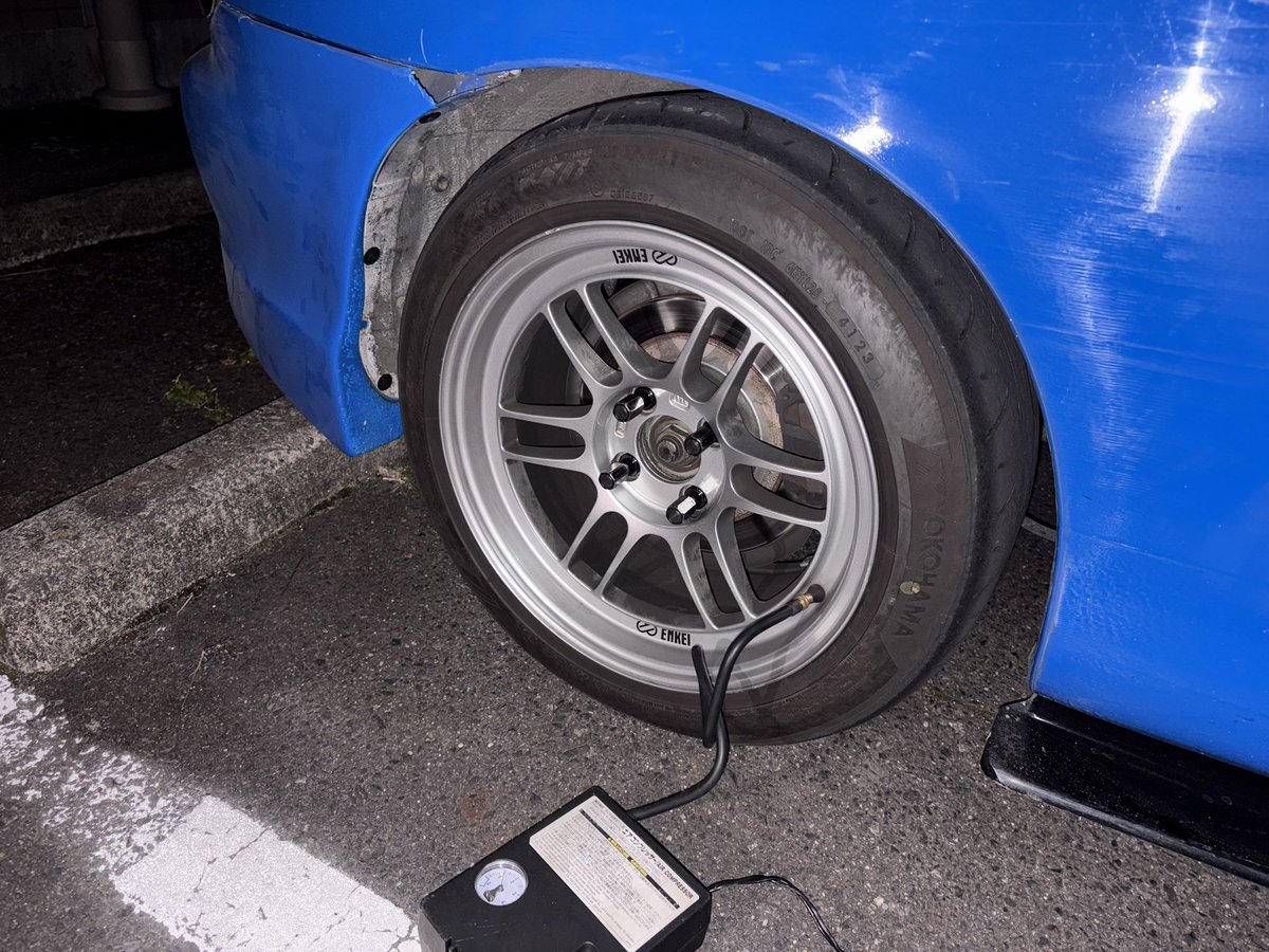 naba_8c's tweet photo. パンクした
たぶんサイドステップ止めてるビスが落ちて自分のリアで踏んだ https://t.co/c95EnqCbB6