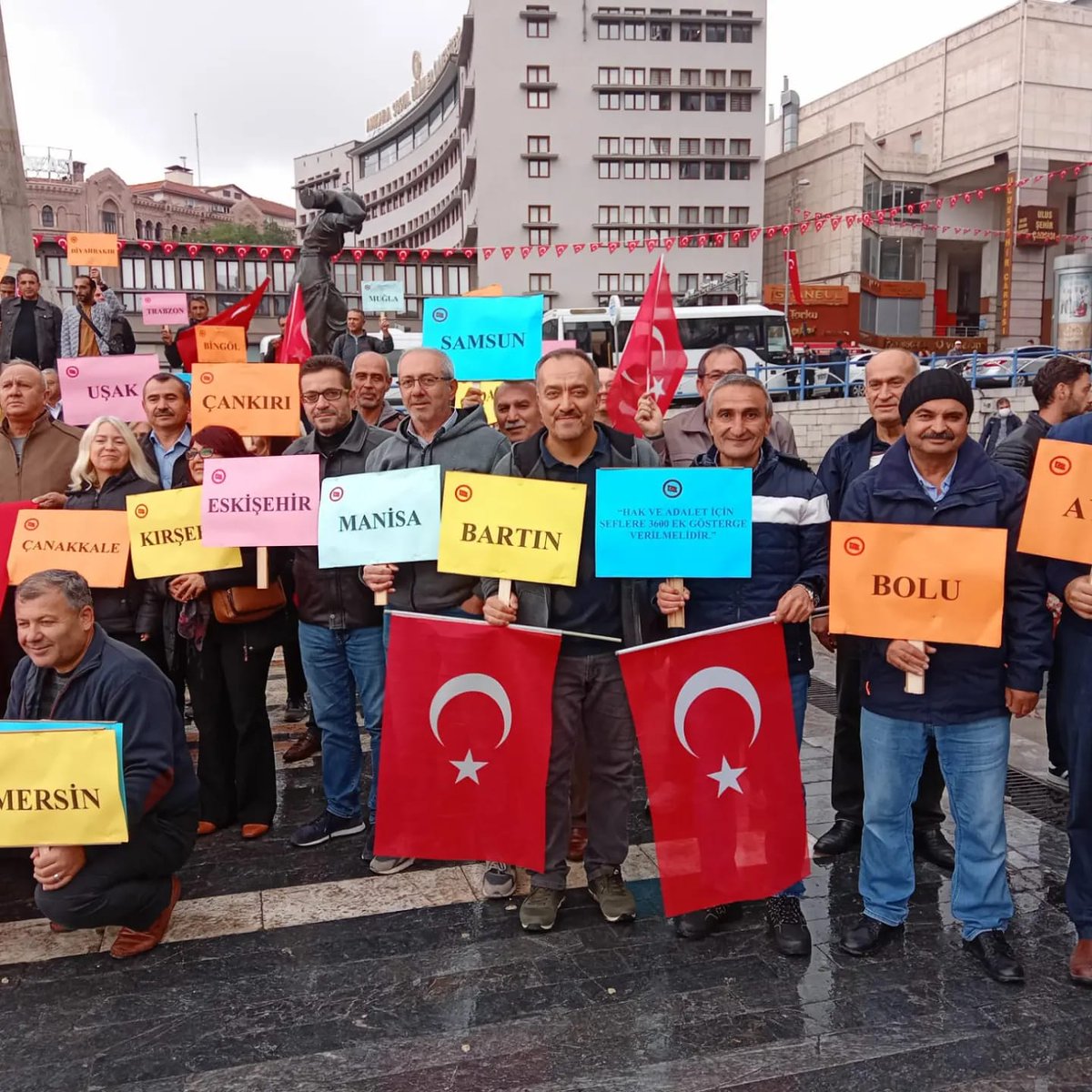 KamuSefleriD_G's tweet photo. Yönetici #TümKamuŞefleri nin ve diğer 3600 ek gösterge mağdurlarının umutları rafa mı kalktı? Neden hâlâ bir adım atılmadı? Her gün yeni bir düzenleme yapılan ülkemizde sıra 3600 mağdurlarına gelmeyecek mi? Şeflerin hakkı 3600 ek gösterge daha azı değil?@RTErdogan @isikhanvedat https://t.co/zwP8atkehb