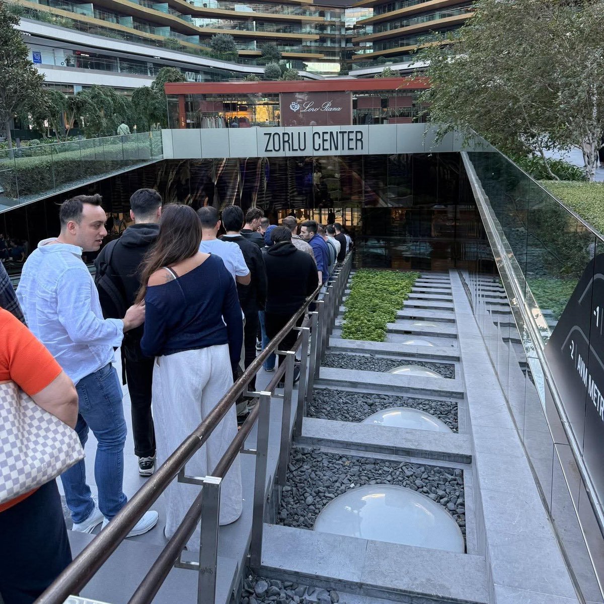 gecuberk's tweet photo. konseri bekliyoz çok sıra var pofff https://t.co/MQnxn3T6j3