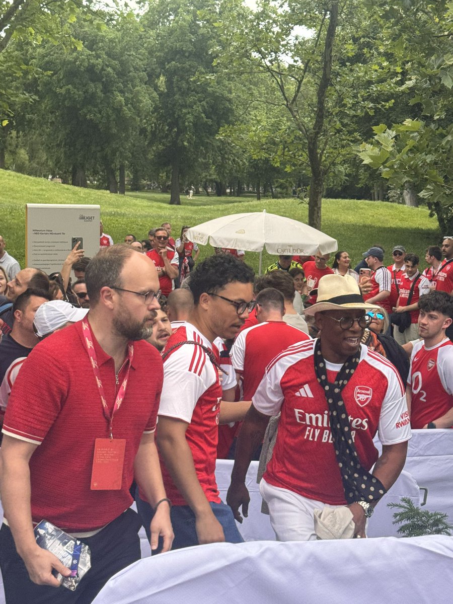timpayton's tweet photo. Budapest is a sea of RED! #Arsenal https://t.co/stugo4zsJR