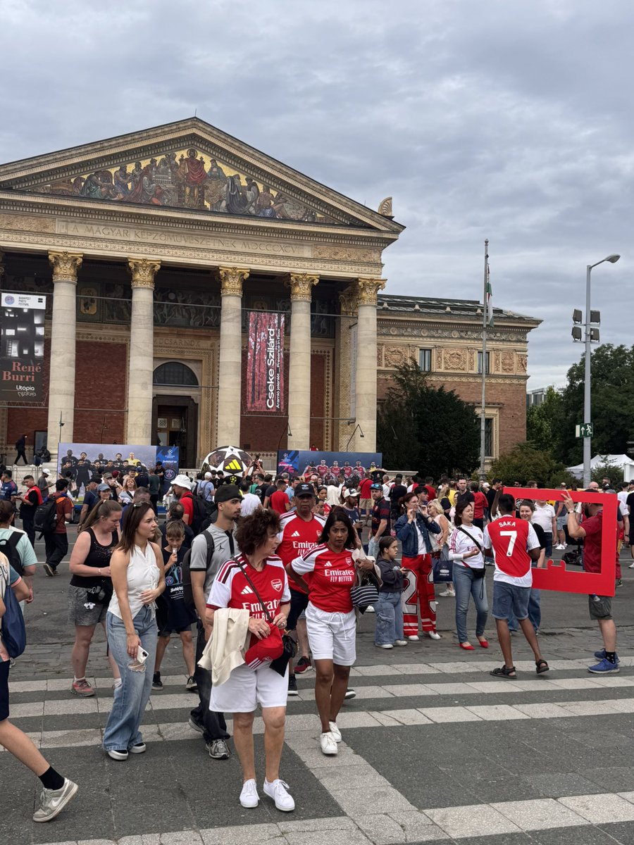 timpayton's tweet photo. Budapest is a sea of RED! #Arsenal https://t.co/stugo4zsJR