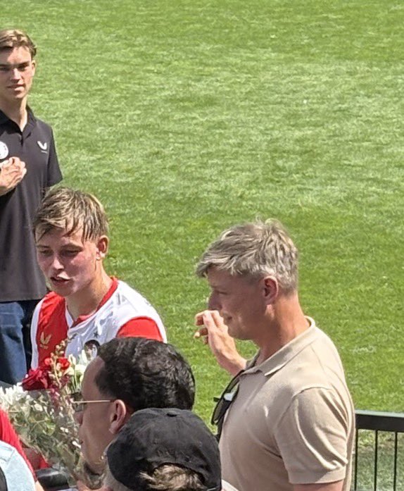FRRichard70's tweet photo. Toch geweldig Tomasson met zijn zoon (loopt niet kwijt trouwens) en Schaken met zijn zoon!

Feyenoord 019 kampioen, zag Van Gobbel en Vejinivic ook nog! Mooie middag! https://t.co/tsTctxGfkW