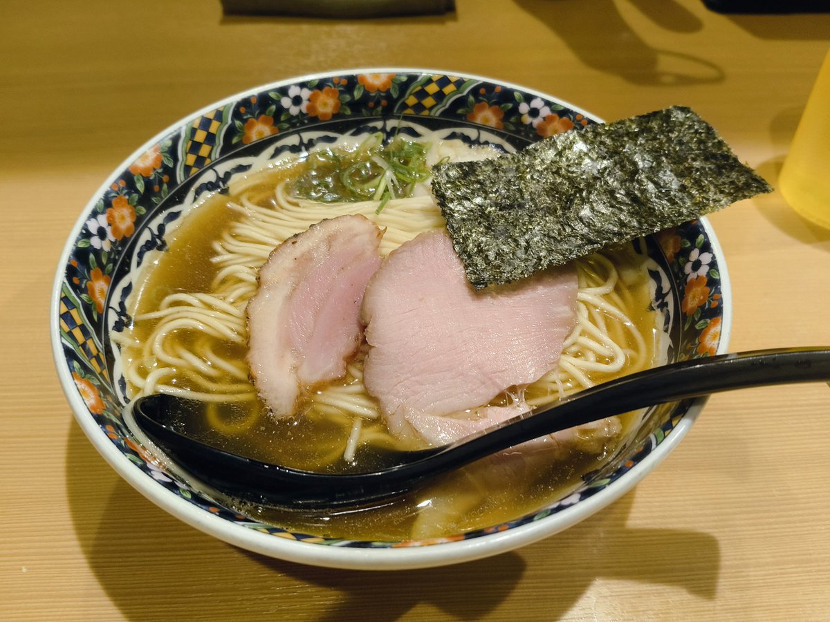 ik_8537's tweet photo. 夕食は北千住煮干中華蕎麦かれんで！
麺が俺の好みの硬さでめちゃくちゃ良かったし、スープも飲み干せて美味かった！
あとAlice in 冷凍庫が流れてたり、ラムちーのフィギュアがあったり… https://t.co/lNDpyctVUv