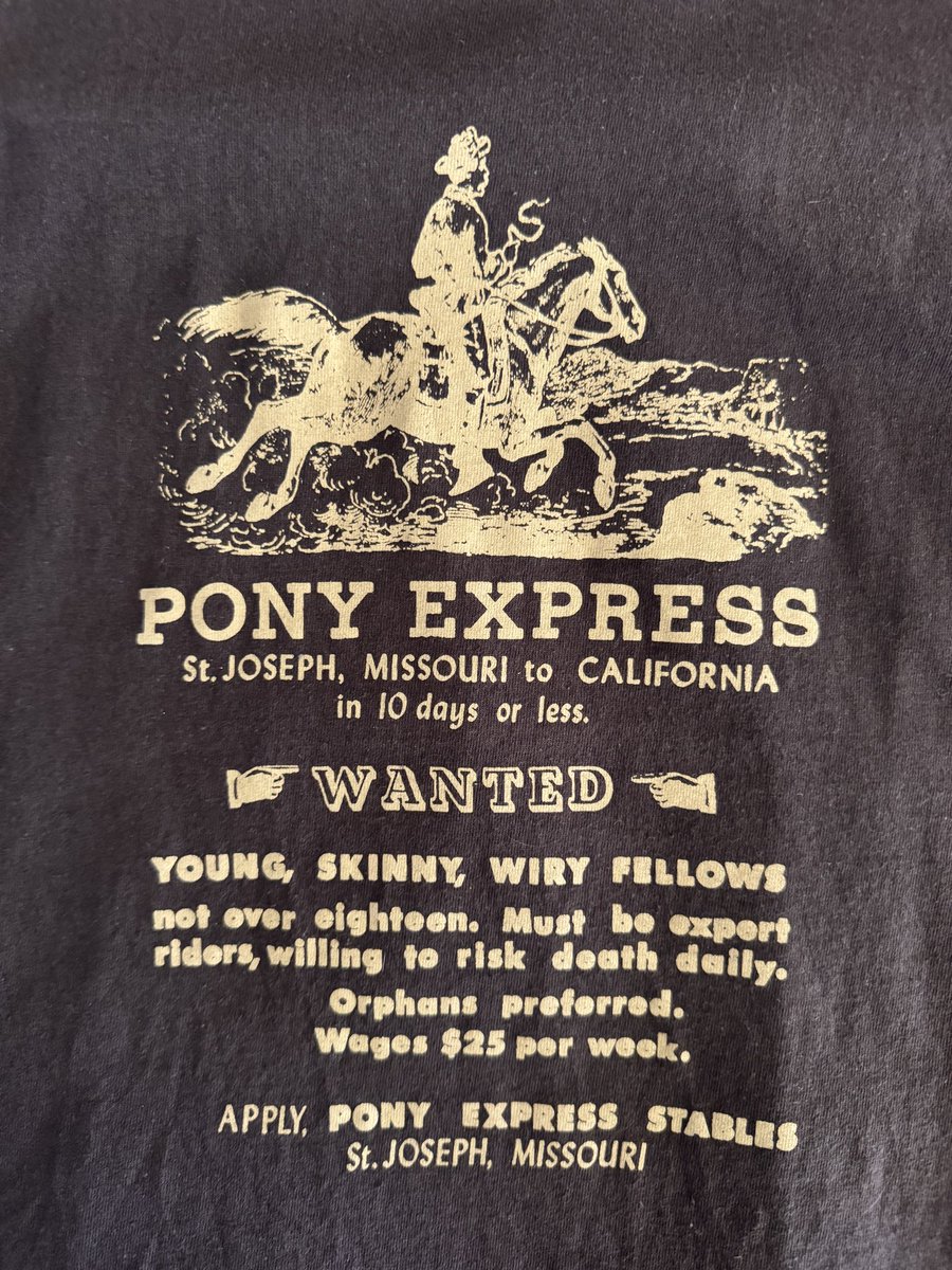spjechy's tweet photo. Jediný suvenýr z výletu je toto triko. Pony express je dodnes obrovský pojem, přestože fungoval chvilku, do zprovoznění telegrafu. Ten byl dalším hřebíkem do svobody původních obyvatel.
Stanice už moc nejsou, ale místa jsou vcelku zmapovaná.
"Preferujeme sirotky"
🇺🇸 https://t.co/gyVjpYgQcR