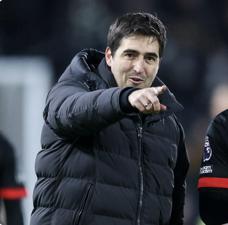 TransferRadarDK's tweet photo. 🇪🇸🍒 Andoni Iraola ser ud til at blive den nye Liverpool træner. 

Forhandlingerne kommer til at bevæge sig hurtigt. Liverpool har taget deres beslutning. Iraola bliver den nye træner⌛️

[@FabrizioRomano]

#Iraola #LFC #PremierLeague https://t.co/4s8xCxnu7A