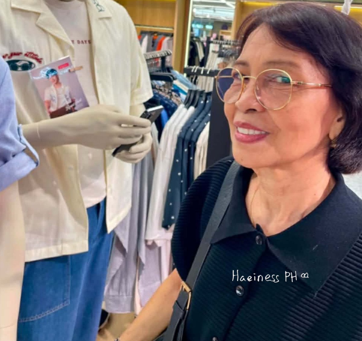 HaeinessPH's tweet photo. Admiration knows no age limit or gender. 🤍 Every purchase is our little way of showing our love, support, and pride for our #GlobalBENCHSetter Jung Hae In. 

Thank you for sharing your photos.🫶🤗

@ActorHaein @benchtm 
#BENCHxJungHaeIn
#JungHaeIn #정해인 https://t.co/HJ45CglFFY