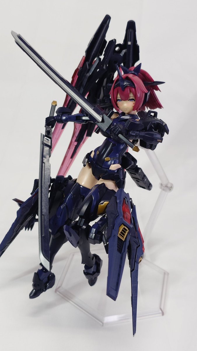 typef5's tweet photo. 太刀×2
腰部に下げた近接武装
侵月は基本、遠距離での戦闘をメインに行う為本装備の使用はあくまで接近された際の自衛用として使われる
本来一振りで事足りる筈だが二振り用意されているのはマスターの趣味ではないかとの噂。 https://t.co/44a2CFLV5W