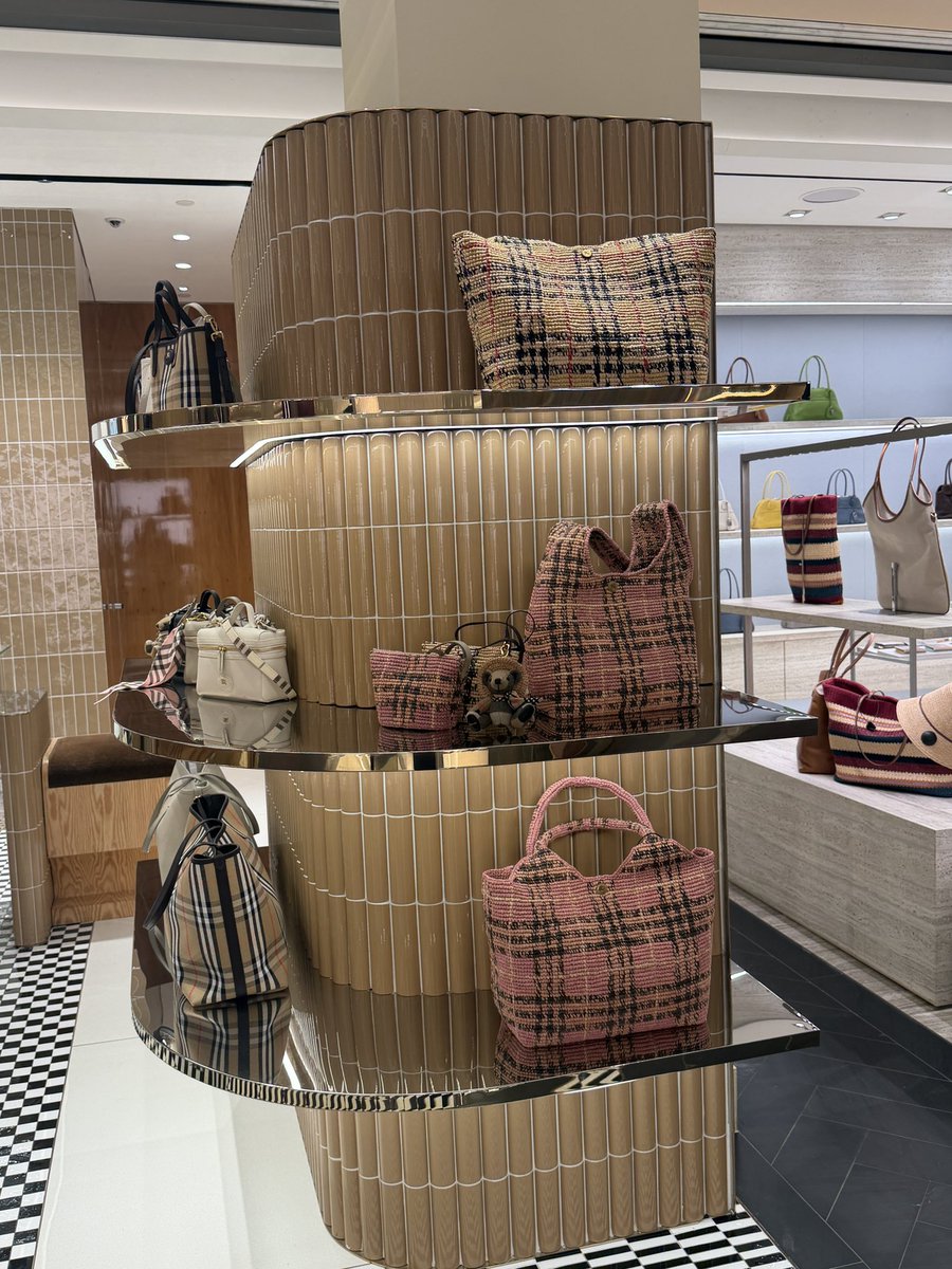 RoyalColorsX's tweet photo. 閉店後のハロッズのバックコーナー。じっくりゆっくり歩いて見てしまいました。 https://t.co/VT2zeFyNAp