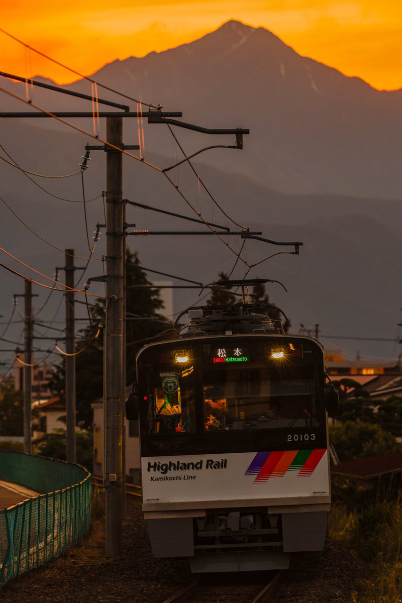 unkoken_2828's tweet photo. 夕焼けhighland rail 20100形
日没後の数分、常念岳は本日最後の輝きを
見せてくれました。 https://t.co/JsCf9rlRyv