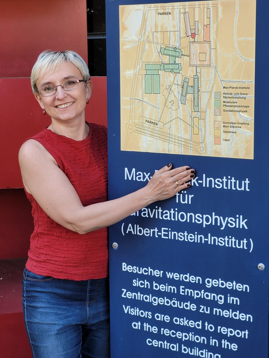 EwaRot9948's tweet photo. A to już mój odczyt w Max-Planck-Institut😉:

„Dlaczego współcześni fizycy, na pytanie o istotę wszechświata, coraz częściej odpowiadają »To skomplikowane«”.

Organizator był przygotowany:
💥Przed budynkiem czekała ścianka w kształcie litery E.
💥Druga ścianka z #R pozostawała w stanie superpozycji.

🧠Ale przy wykładach o Einsteinie, Bohmie, Penrosie oraz o ukrytym porządku rzeczywistości (pozornie) brakujące elementy są obowiązkową częścią programu.

⚛️Podobnie jak nazwa instytutu, która – zgodnie z duchem współczesnej fizyki – wydaje się jedynie przejściową konfiguracją, oczekującą na nieunikniony kolaps do właściwej formy pola „Max”⚛️.

PS. Kot Schrödingera uczestniczył w organizacji wydarzenia. Spotkałam go później tuż obok domu Einsteina w Poczdamie, co w tej sytuacji trudno uznać za przypadek. 🐈