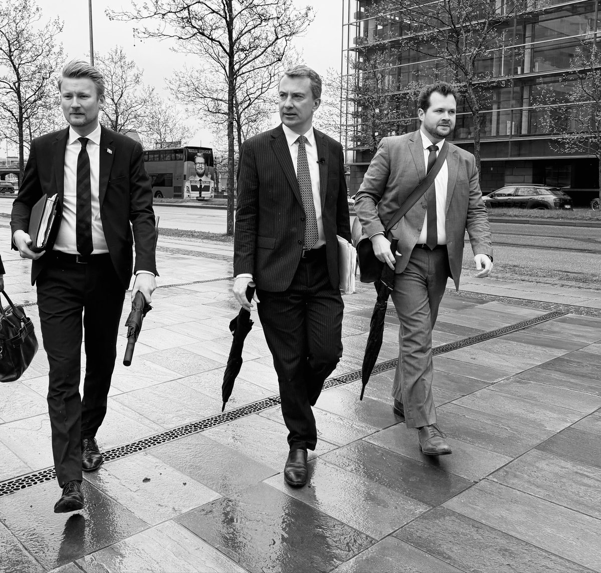 MrMesserschmidt's tweet photo. NU SKAL FOLKETS STEMME HØRES! 

Folketinget er ikke en filial af regeringen.

Alligevel er det præcis dét, et flertal af partierne nu gør Folketinget til.

Over 50.000 danskere har nemlig skrevet under på vores borgerforslag om lavere afgifter på benzin og diesel. 

Forslaget er fremsat. Det kan nu behandles. 

Der er ingen statsretlig hindring. Ingen forfatningsmæssig hindring. Ingen juridisk hindring.

Men Folketingets arbejde er sat på pause.

Ikke fordi Grundloven kræver det. Ikke fordi vælgerne ønsker det. Men fordi et flertal af gruppeformændene har besluttet, at Folketinget skal vente på en ny regering.

Det er et enormt svigt af Folketinget som institution.

Folketinget er den eneste myndighed, der har et direkte mandat fra vælgerne. Regeringer kommer og går. Folketinget består. 

Netop derfor bygger vores demokrati på magtens tredeling: Regeringen skal ikke styre Folketinget. Folketinget skal kontrollere regeringen.

Når Folketingets formand vælger at gemme sig bag gruppeformændenes holdninger i stedet for selvstændigt at varetage Folketingets rettigheder og pligter, svigter han det embede, han er sat til at forsvare.

Hvad er det dog for et signal, man sender til danskerne?

At 50.000 underskrifter ikke er nok?

At borgerforslag kun skal behandles, når magthaverne finder det belejligt?

At Folketingets arbejde kan sættes på standby, mens regeringsforhandlinger foregår bag lukkede døre?

Det er uværdigt. Det er magtfuldkomment. Og sådan behandler man ikke danskerne.

Et flertal af partierne har reelt valgt at lægge Folketinget i mølpose, mens Lars Løkke og Mette Frederiksen fortsat kan tage befolkningen som gidsel i deres politiske magtspil.

Sandheden er, at demokratiet kun fungerer, når institutionerne forsvarer deres uafhængighed.

Derfor skal Folketinget ikke vente på regeringen. Regeringen skal stå til ansvar over for Folketinget.

Politikerne er nemlig sat i verden for at tjene folkets vilje. Ikke varetage sine egne magtinteresser.

Min klare opsang til de magtfuldkomne politikere lyder derfor: Lyt nu til danskerne!

Mere end 50.000 danskere har skrevet under. 

Og nu skal folkets stemme høres!