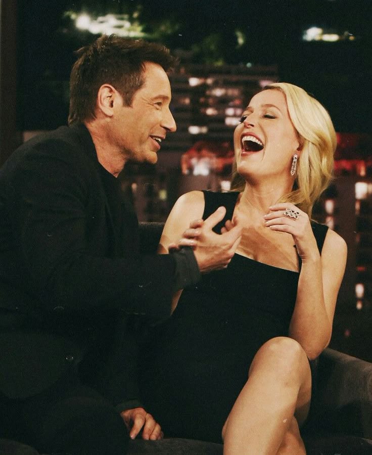 booksandmulder's tweet photo. years come and years go but one thing that never ever changes is david duchovny being the funniest man in gillian anderson's world https://t.co/vSreo8dHTa